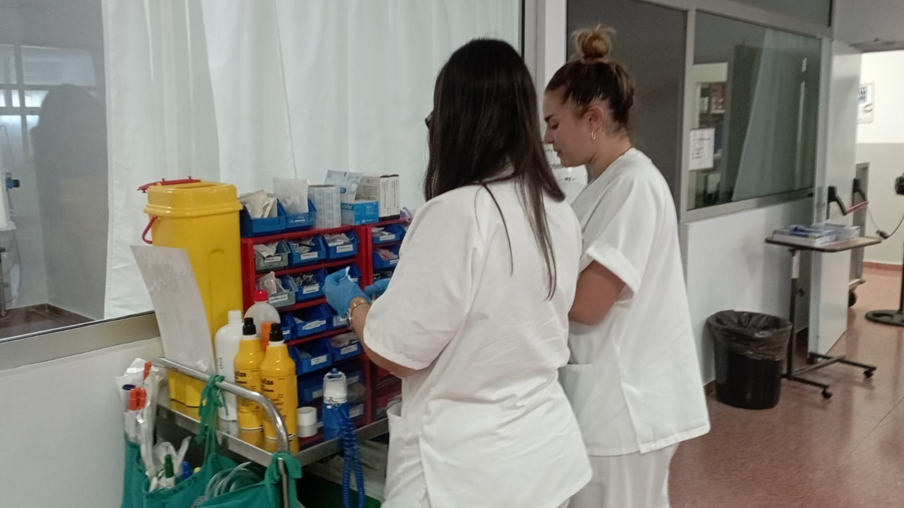 enfermeras preparan medicación en centro sanitario